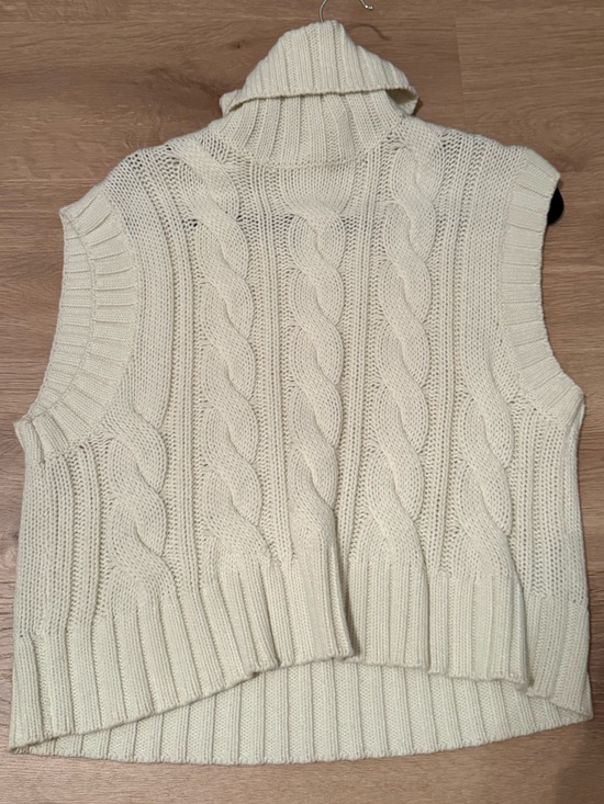 H&M Sweaters - H&M Ivory Cable Knit Crewneck Sweater
